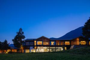 una casa en una colina con las luces encendidas en The Rock Hotel, en Lijiang