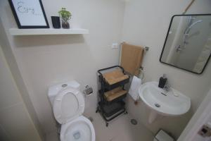 大雅台的住宿－Alexandrea Suite Taal View by Wind SMDC Tagaytay，一间带卫生间和水槽的小浴室