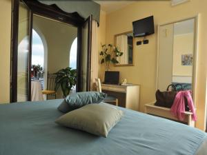 una camera da letto con un letto con un cuscino sopra di Costa Hotel a Pompei