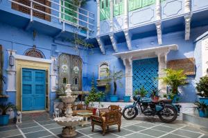 niebieski budynek z motocyklem zaparkowanym przed nim w obiekcie Heritage Gouri Haveli w mieście Dźodhpur