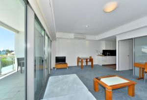 sala de estar con mesa y sofá en Sea Side 110 en Mandurah