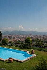 Bazén v ubytování Hotel Torre di Bellosguardo nebo v jeho okolí