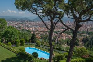 Bazén v ubytování Hotel Torre di Bellosguardo nebo v jeho okolí