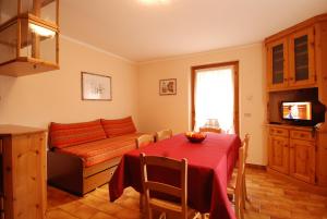 ein Wohnzimmer mit einem Tisch und einem Sofa in der Unterkunft Residence Pian del Vino in Valdidentro
