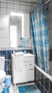 ルブリンにあるLublin Nowy Swiatのバスルーム(洗面台、トイレ、鏡付)