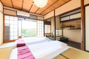 sypialnia z dużym łóżkiem i dużym oknem w obiekcie JPRESERVE Toji w mieście Kioto