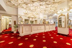 a hotel lobby with a red carpet and a vanity at Hotel Imparatul Romanilor in Sibiu