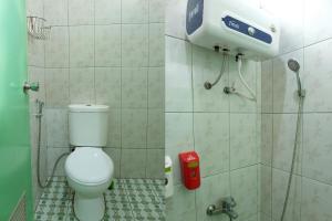 y baño pequeño con aseo y ducha. en OYO 2186 Esbe Hotel Syariah, en Tanjung Pandan