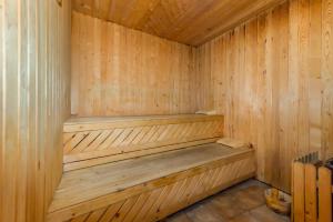 eine Holzsauna mit einer Holzbank in der Unterkunft Hotel Imparatul Romanilor in Sibiu