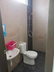 uma casa de banho com um WC e um lavatório em Homestay An-nur em Alor Setar