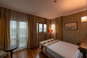 イスタンブールにあるNova Plaza Boutique Hotel & Spaのベッドと窓が備わるホテルルーム