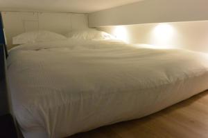 Cosy/renovated flat for 4p at Grands Boulevardsにあるベッド