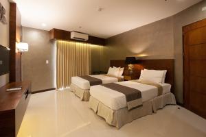 Rúm í herbergi á Cebu White Sands Resort and Spa