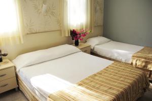 A bed or beds in a room at AÇELYA OTEL