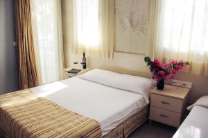 A bed or beds in a room at AÇELYA OTEL