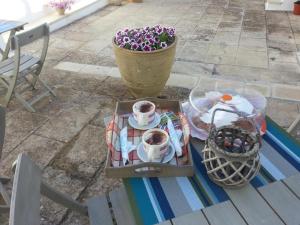 マンドゥーリアにあるMercantiの花瓶とコーヒーテーブル