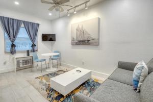 TV a/nebo společenská místnost v ubytování Ocean Drive Apartments