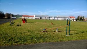 Ein Kinderspielbereich in der Unterkunft Penzion Janovice
