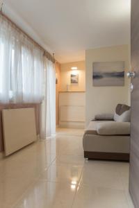 ein Wohnzimmer mit einem Bett und einem Fenster in der Unterkunft Kosmos Service Apartment Modern Spirit City Center With Additional Cost Parking in Thessaloniki