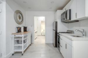 Kuchyň nebo kuchyňský kout v ubytování Ocean Drive Apartments