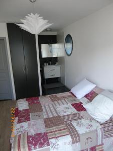 Een bed of bedden in een kamer bij Les Algues du Grau
