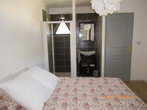 a bedroom with a bed and a bathroom with a shower at Les Algues du Grau in Le Grau-dʼAgde