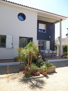 a house with some plants in front of it at Les Algues du Grau in Le Grau-dʼAgde