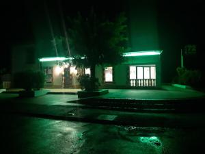 budynek w nocy z zielonym światłem w obiekcie Le 72 Watt w mieście Fumel