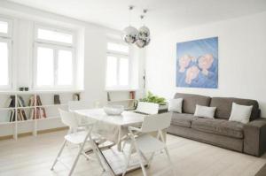 uma sala de estar com uma mesa e um sofá em Green Apartment em Bolzano