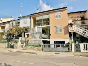 un condominio con balcone e portico di APARTMENTS LUČO NEAR THE BEACH AND CITY CENTER a Poreč (Parenzo)