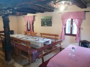 ein Esszimmer mit einem Tisch und 2 Stühlen in der Unterkunft Stara Planina Vila Vesela kuca in Jalovik Izvor