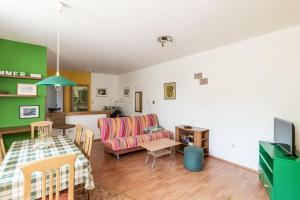 Μια τηλεόραση ή/και κέντρο ψυχαγωγίας στο Apartments Sime