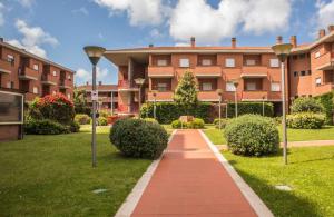 a walkway in front of a building at Residence I Triangoli in Infernetto