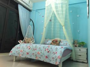 潮州鎮的住宿－夏慕里11號旅宿 ，一间卧室配有一张带天蓬的床