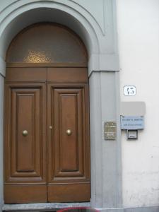 フィレンツェにあるマリーズ ハウスのアーチのある建物内の大きな木製ドア