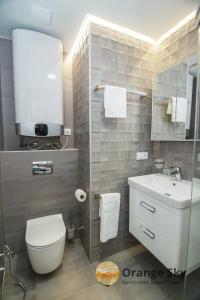 Orange Sky Apartments Beach Tower tesisinde bir banyo