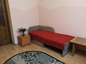 リヴィウにあるApartment near St. Elizabeth Churchの赤いベンチとテーブルが備わる小さなお部屋です。