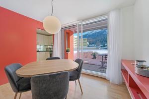 una cucina e una sala da pranzo con tavolo e sedie di LOGA ELEGANCE APARTMENT Skyline 1 - St. Moritz a Sankt Moritz