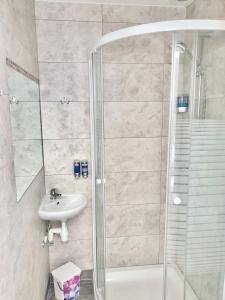 a bathroom with a shower and a sink at Comfortable rooms in the house in Oxford