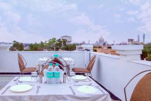 Reštaurácia alebo iné gastronomické zariadenie v ubytovaní Kamla Palace - Near BY Taj Mahal