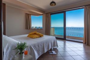 Ліжко або ліжка в номері Villa d'Orlando Charme - with private pool and sea view