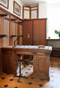 una scrivania con lampada e sedia in camera di Lozerkasteel a Kruishoutem