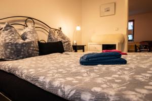 ein Bett mit zwei blauen Handtüchern drauf in der Unterkunft Altstadt Ferienwohnung Pipo in Stralsund
