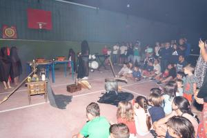 eine Gruppe von Kindern, die in einem Raum mit einer Performance sitzen in der Unterkunft Camping Baltar in Portonovo