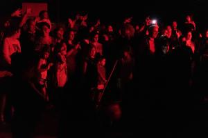 Une foule de gens dans l'obscurité avec une lumière dans l'établissement Camping Baltar, à Portonovo