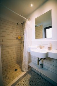 bagno con lavandino, specchio e doccia di Spectacular Mediterranean view! a Palafrugell