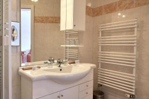 un bagno con lavandino e specchio di All Inclusive Hotel Sonnenhügel a Sattendorf
