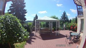 um gazebo com um banco e uma mesa em Family em Kaunas