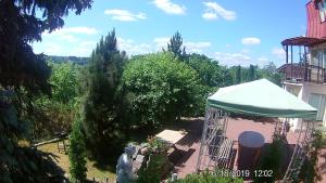 een uitzicht op een gebouw met een groene tent bij Family in Kaunas