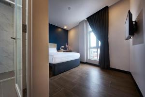 Postel nebo postele na pokoji v ubytování ZONE Hotels, Telok Panglima Garang